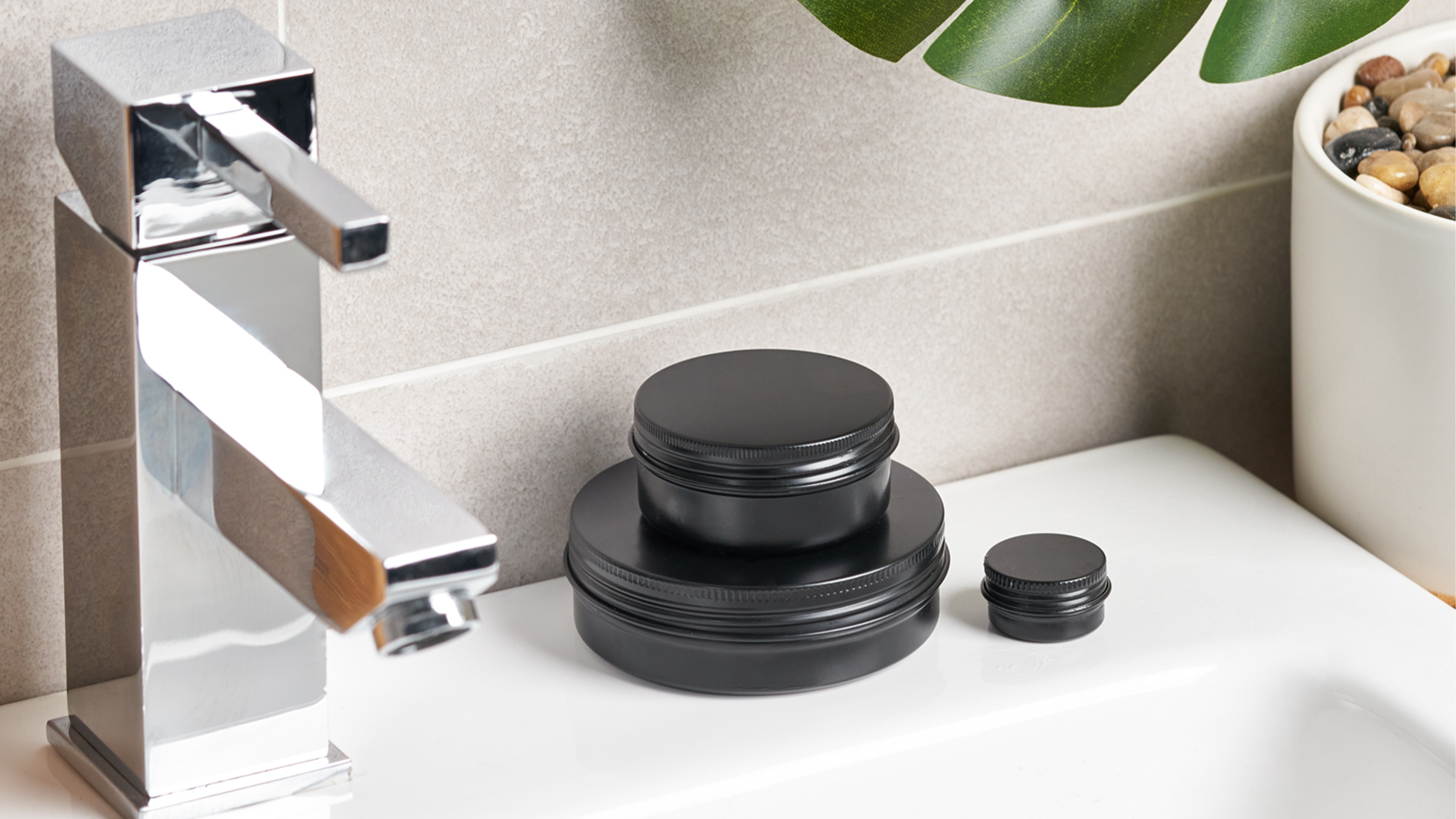 Zwarte cosmetische verpakking