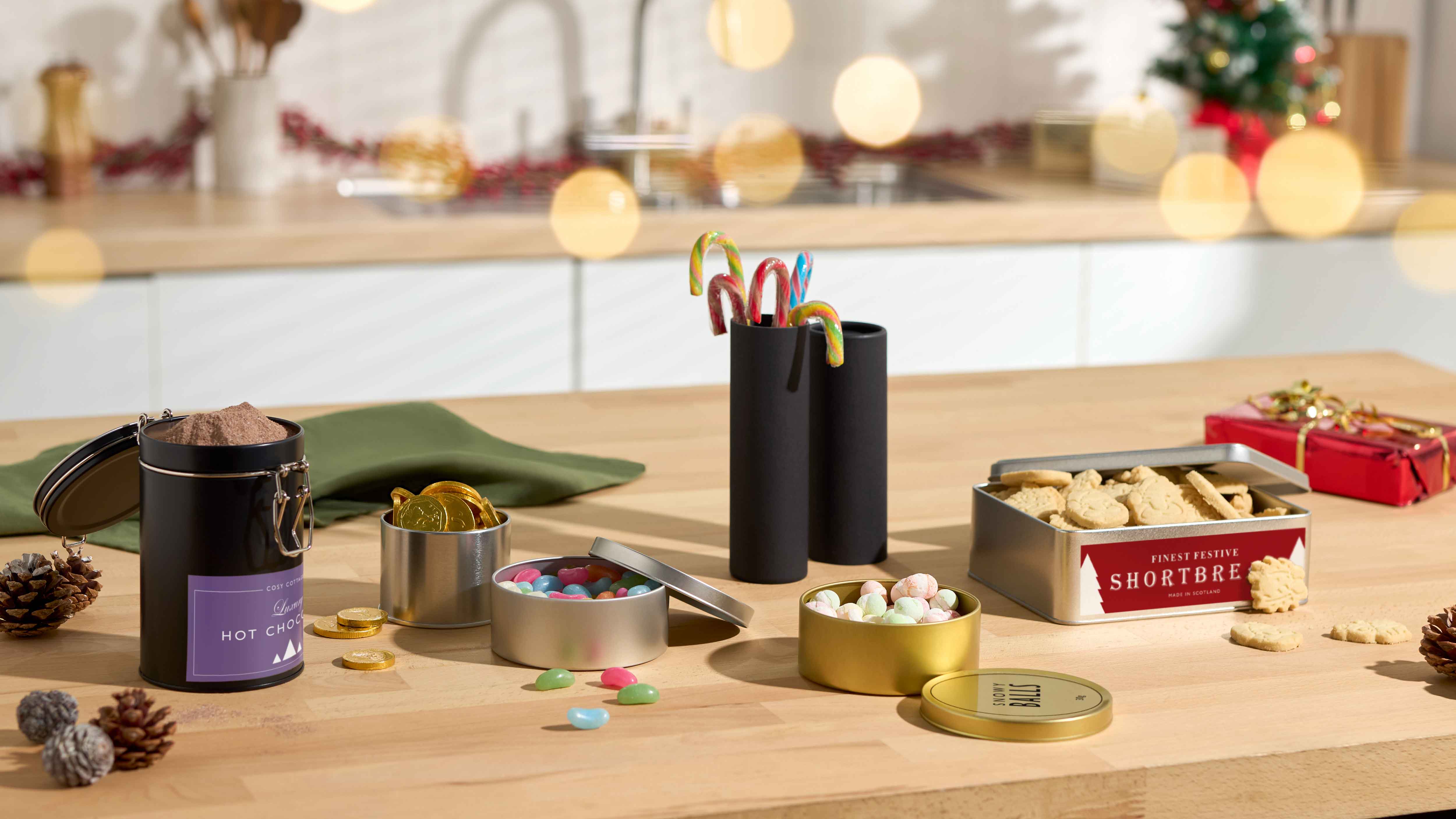 Leuke verpakking in een keuken met kerstversiering