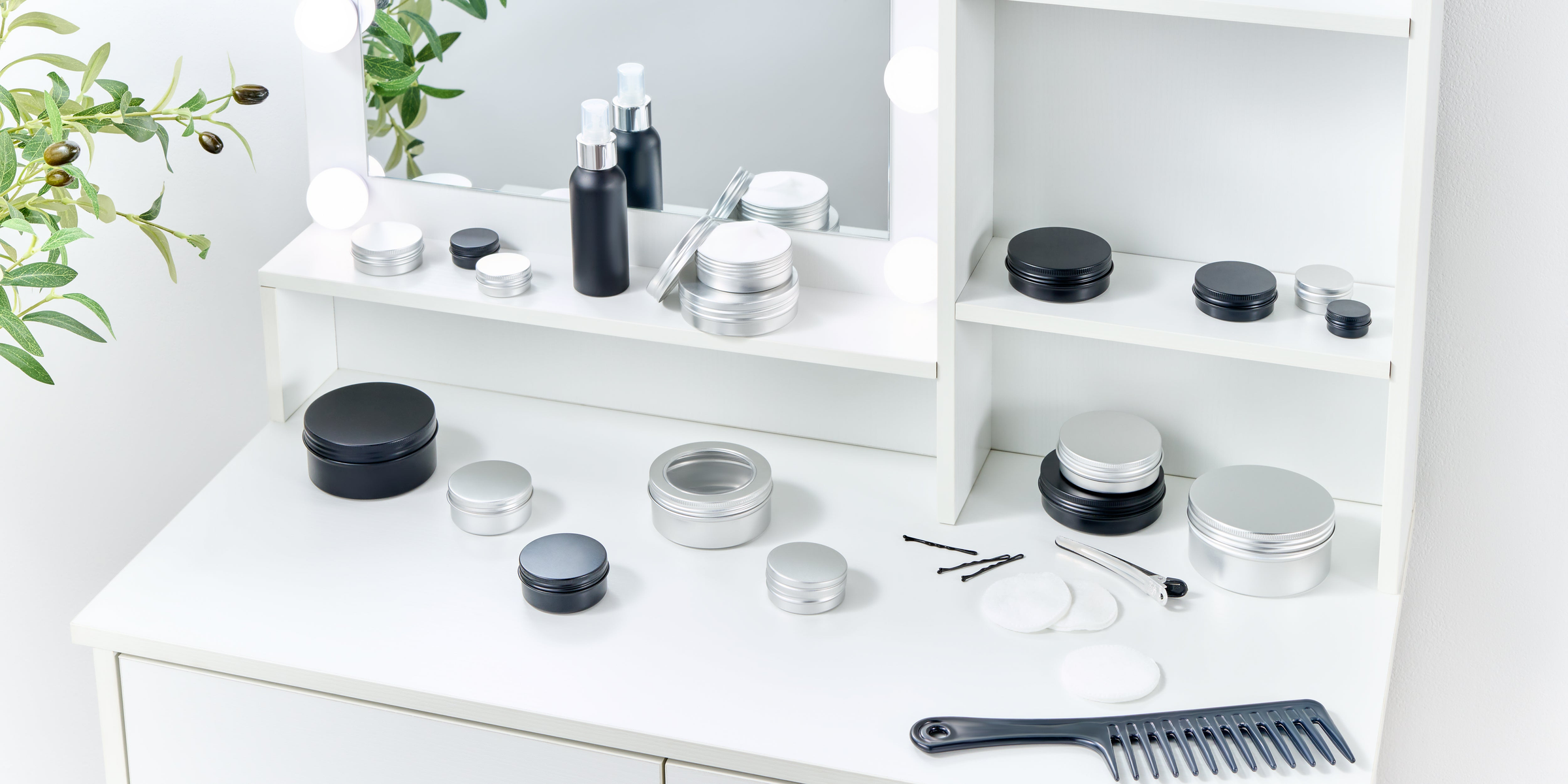 cosmetische verpakking op kaptafel
