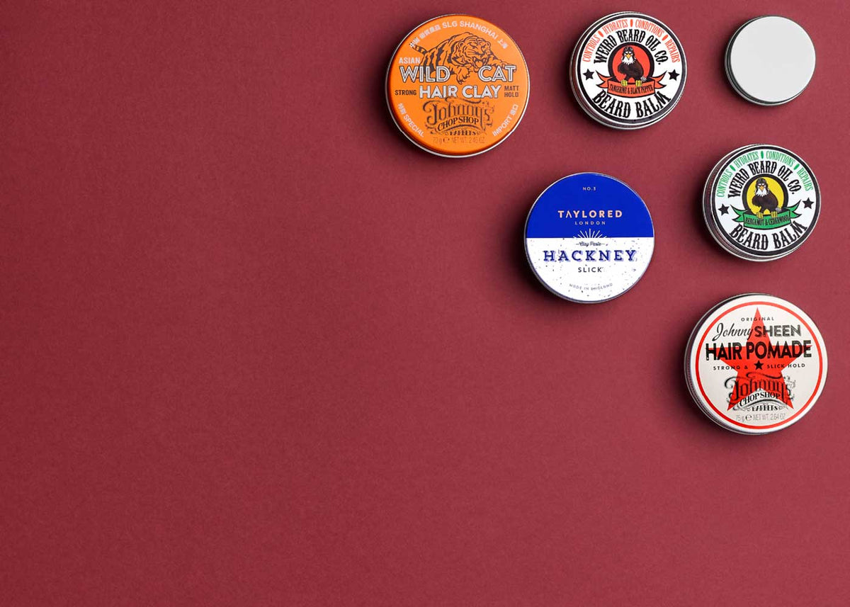 Een reeks verschillende op maat gemaakte en geëtiketteerde metalen verpakkingen voor cosmetica en gemaakt van aluminium.