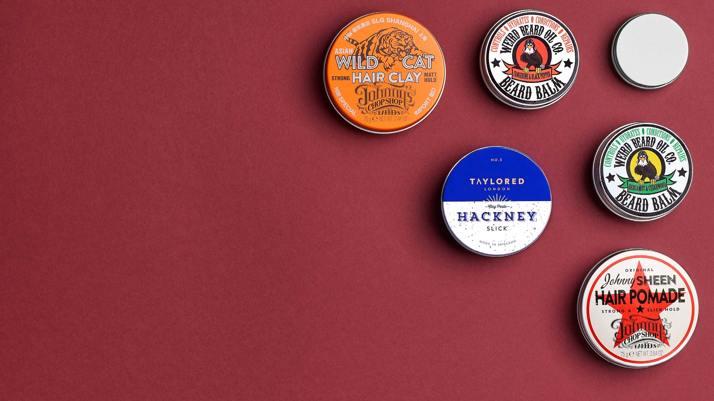 Een reeks verschillende op maat gemaakte en geëtiketteerde metalen verpakkingen voor cosmetica en gemaakt van aluminium.