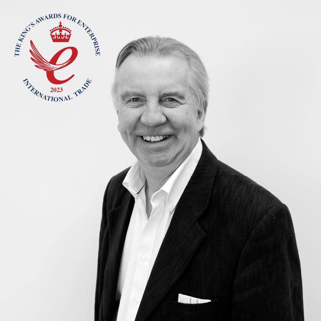 Een portret van Guy Grumbridge, directeur van Tinware Direct met de Koninklijke award voor Bedrijven logo op de achtergrond.