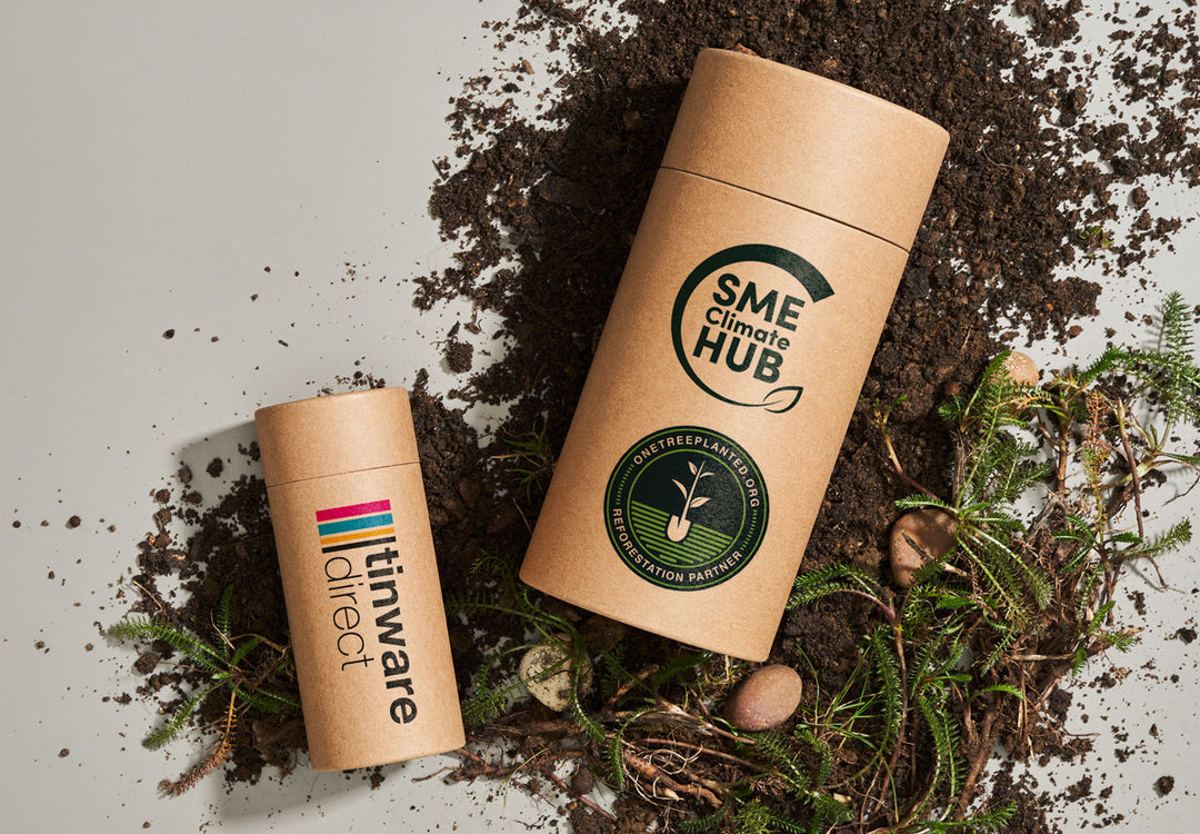 Twee Tinware Direct kartonnen kokers die onze toewijding voor de SME klimaat hub en onze One Tree Planted herbebossing Partner status aantoont.