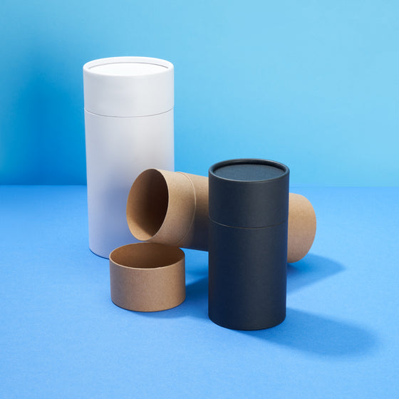 Kartonnen koker in het mat zwart, mat wit of van bruin kraftpapier