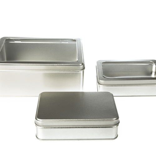 Een verzameling van grote zilveren rechthoekige blikken met venster- of gesloten deksel