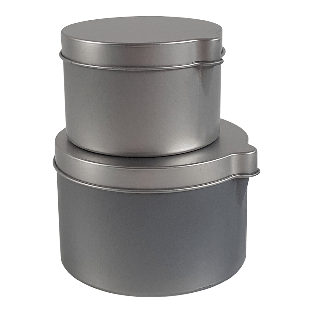 Twee zilveren ronde stapelbare naadloze blikken met schenktuit