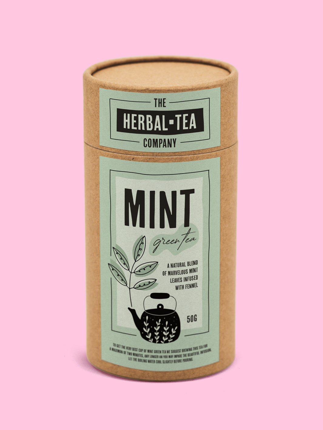 Een foto van een kartonnen koker met een kruiden thee label tegen een roze achtergrond