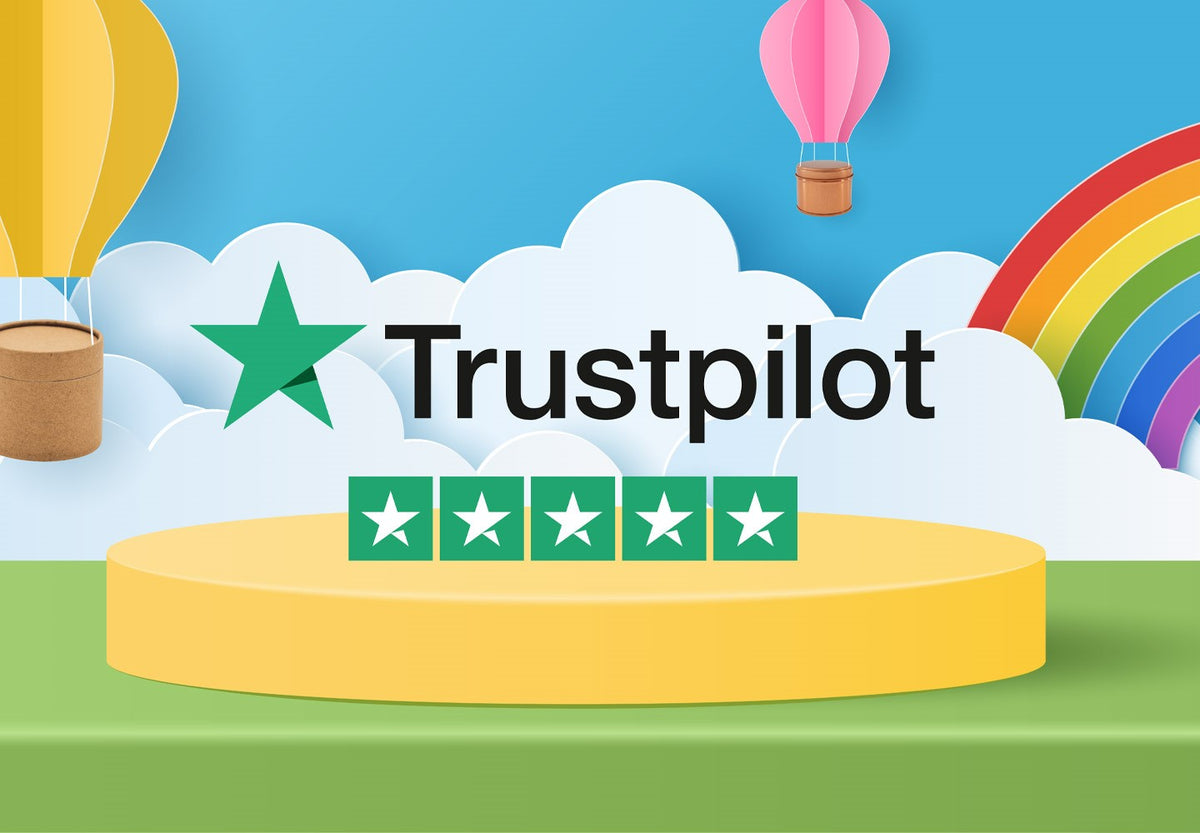 Trustpilot vijf sterren rating omringd door blikjes en kartonnen kokers geleverd via luchtballon.