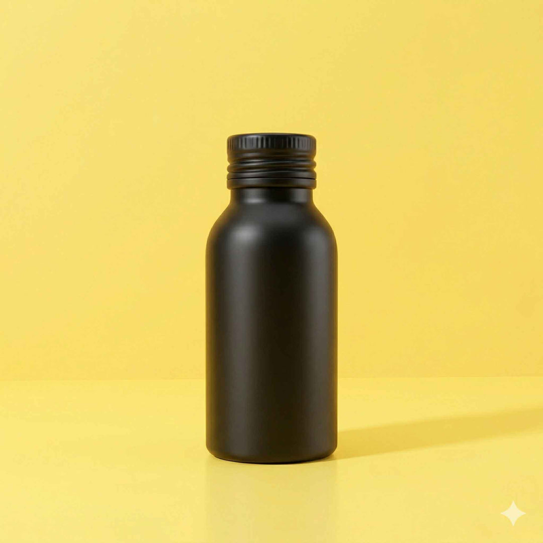 Hoogglans zwarte fles op een gele achtergrond