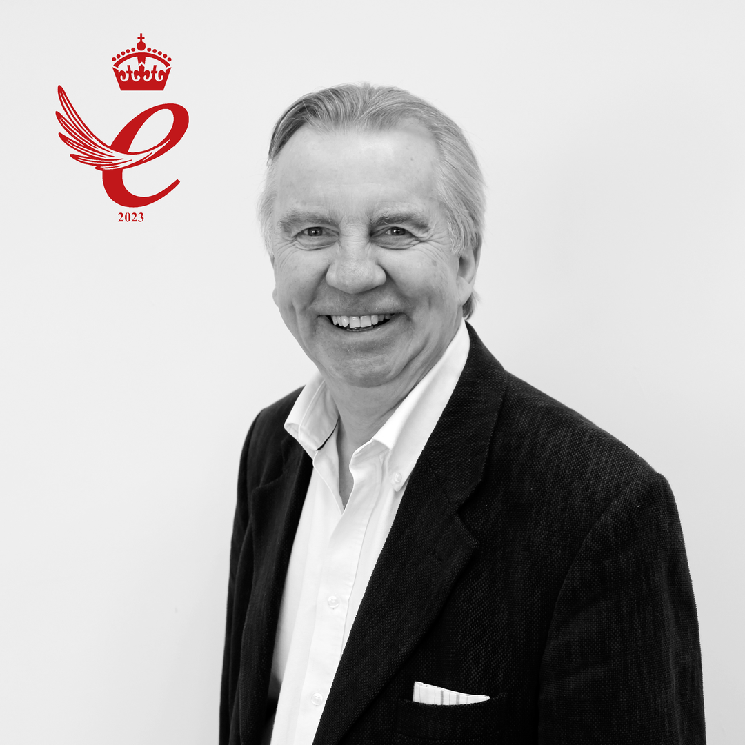 Een portret van Guy Grumbridge, directeur van Tinware Direct met de Koninklijke award voor Bedrijven logo op de achtergrond.