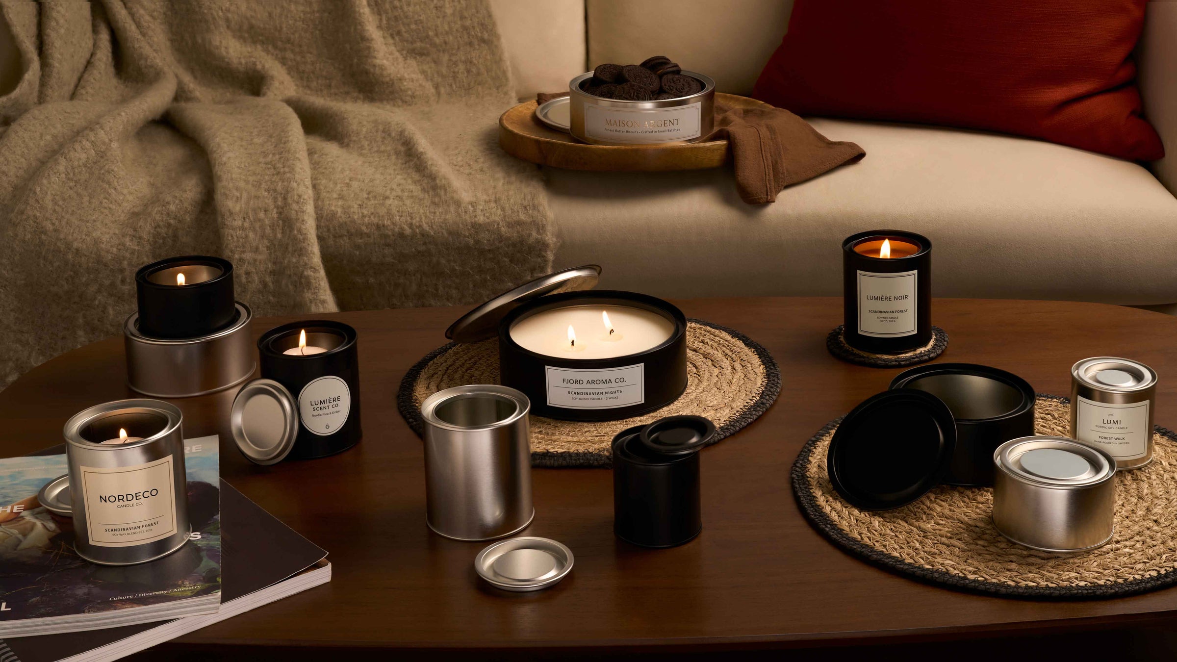 Blikken met hefdeksel en kaarsen in de woonkamer. 
