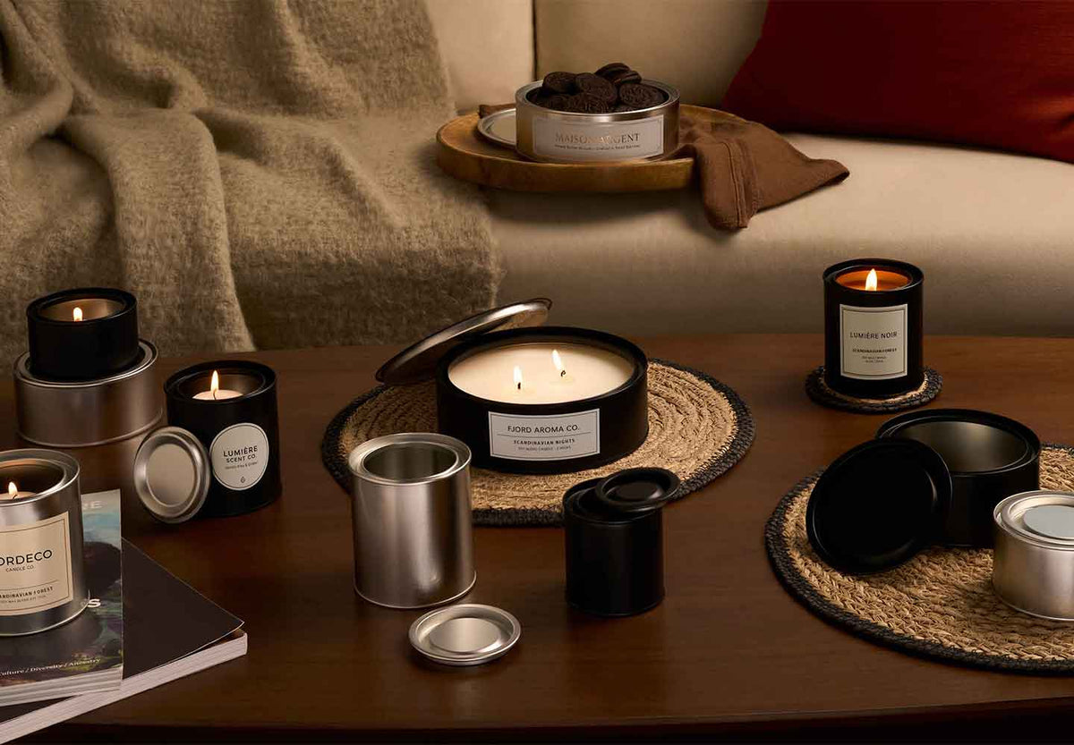 Blikken met hefdeksel en kaarsen in de woonkamer. 
