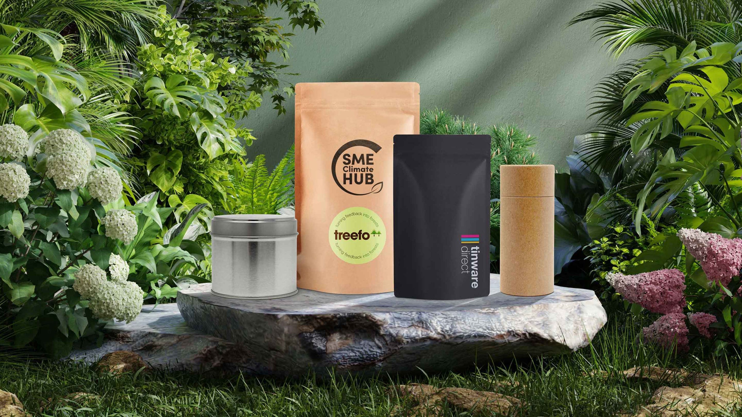 Verzameling van verpakkingen in verschillende materialen op een groene, milieuvriendelijke achtergrond.