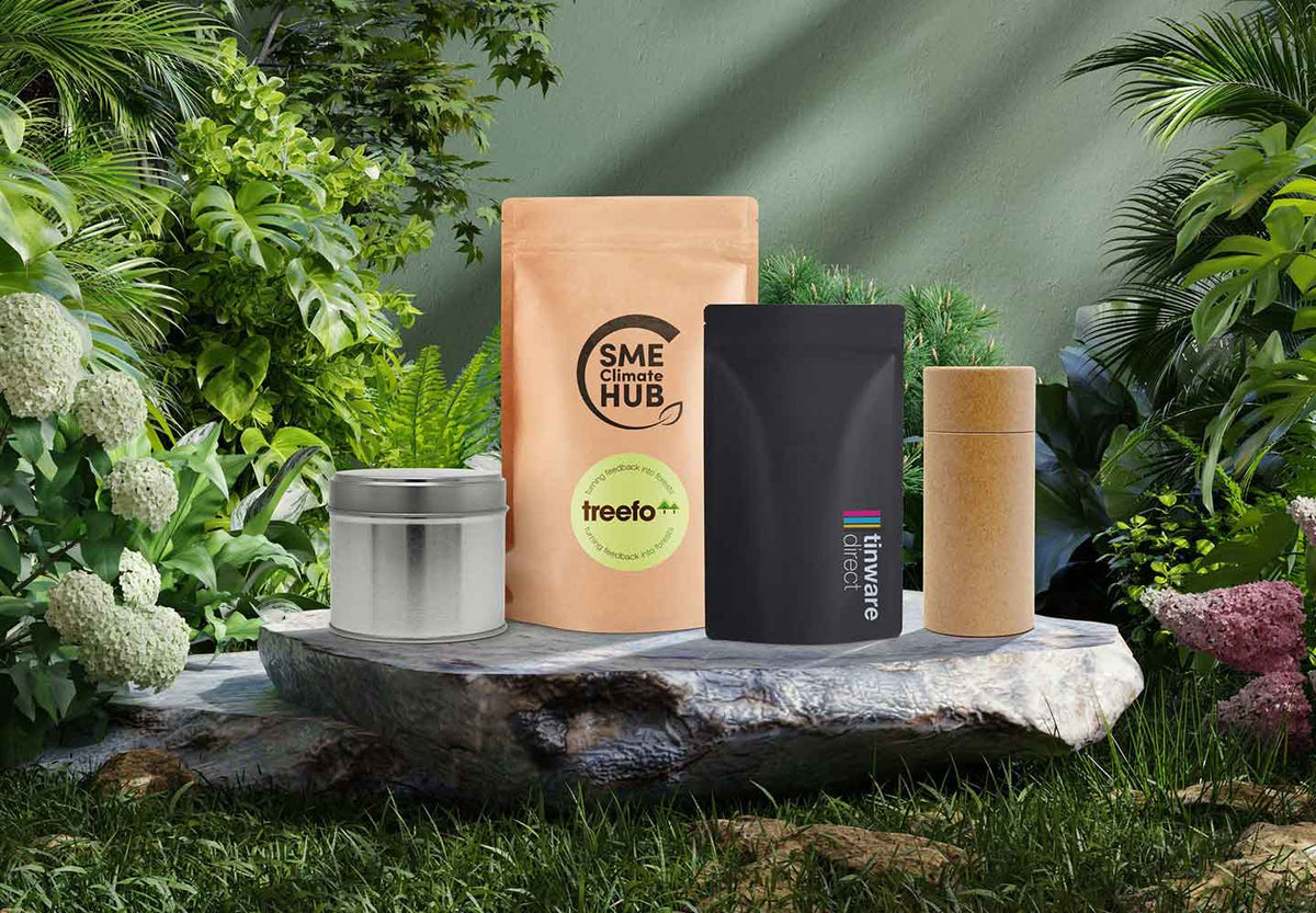 Verzameling van verpakkingen in verschillende materialen op een groene, milieuvriendelijke achtergrond.