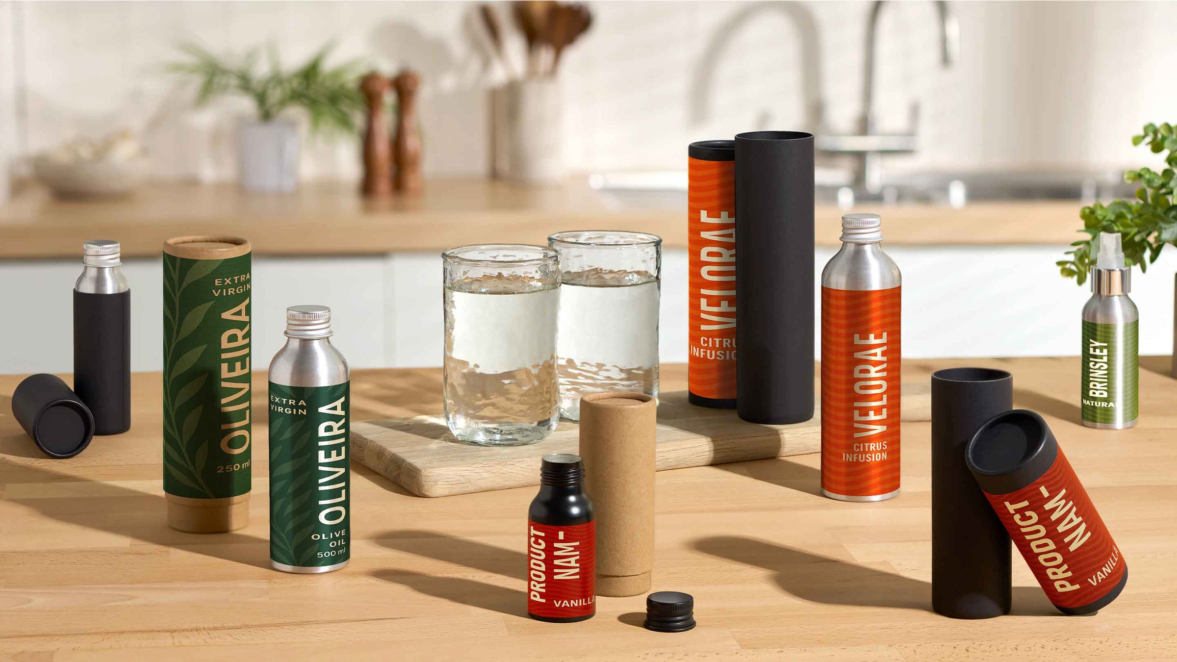 Telescopische blikken met aluminium flessen op keukenachtergrond. 
