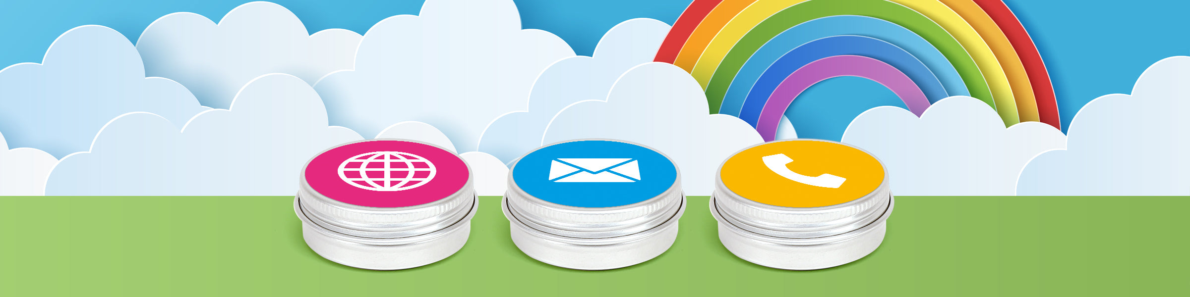 Drie zilveren aluminium blikken met schroefdeksel en labels met pictogrammen vor de website, e-mail en telefoon, tegen een achtergrond van wolken en een regenboog.