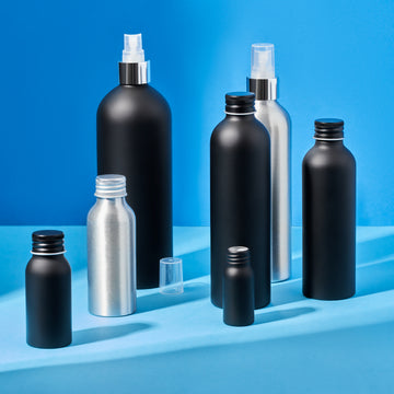 Zilver of zwart aluminium fles met schroefdeksel en optionele pomp- of spuitdop