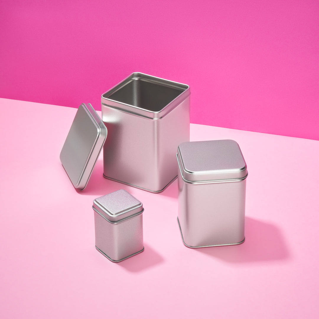 Hoge zilveren vierkante blikken doos met schuifdeksel