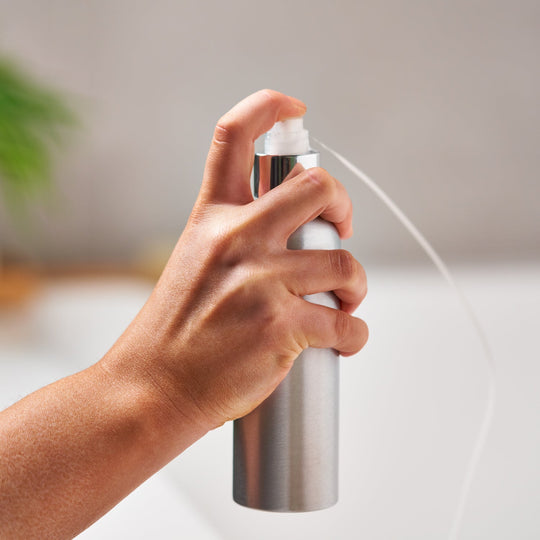 Zilveren aluminium verstuiver op aluminium fles
