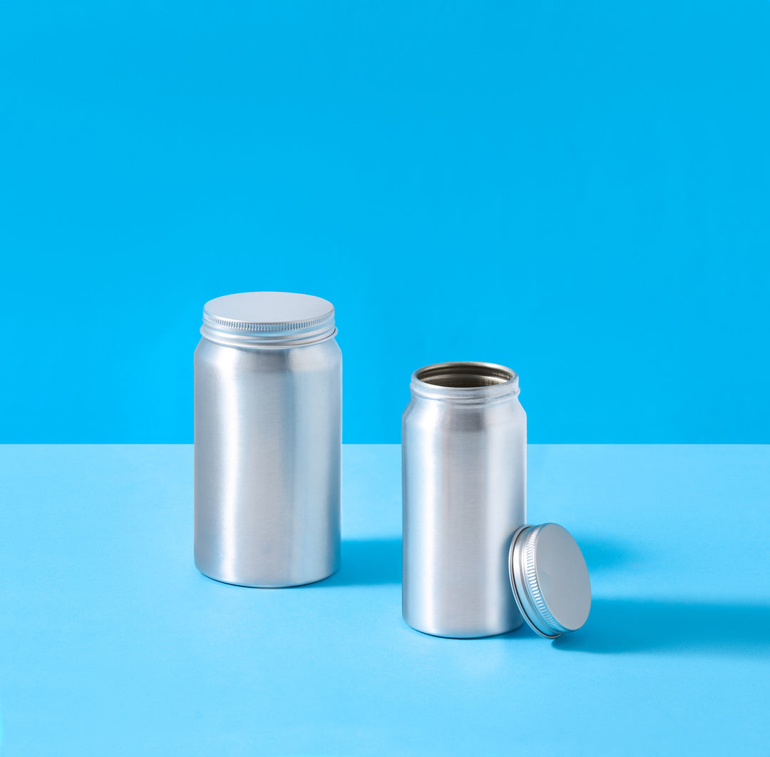 Aluminium pillenflesjes op een blauwe achtergrond
