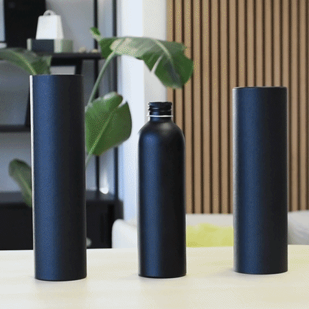 Zilver of zwart aluminium fles met schroefdeksel en optionele pomp- of spuitdop